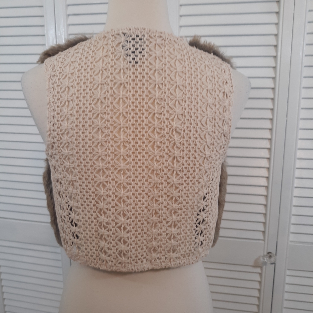 Umgee faux fur crochet vest sz medium - Picture 2 of 4